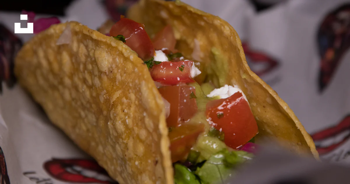 Splash Taco A close up of a taco on a plate photo – Free Mexican food Image on Unsplash