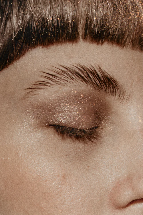 Primer plano de extensiones clásicas sobre ojo cerrado
