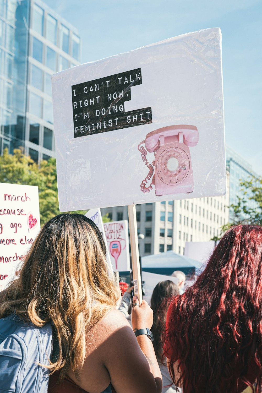 Eine Frau hält ein Schild, auf dem steht, dass ich gerade nicht sprechen kann