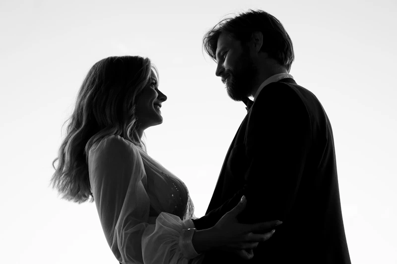 pareja de pie juntos