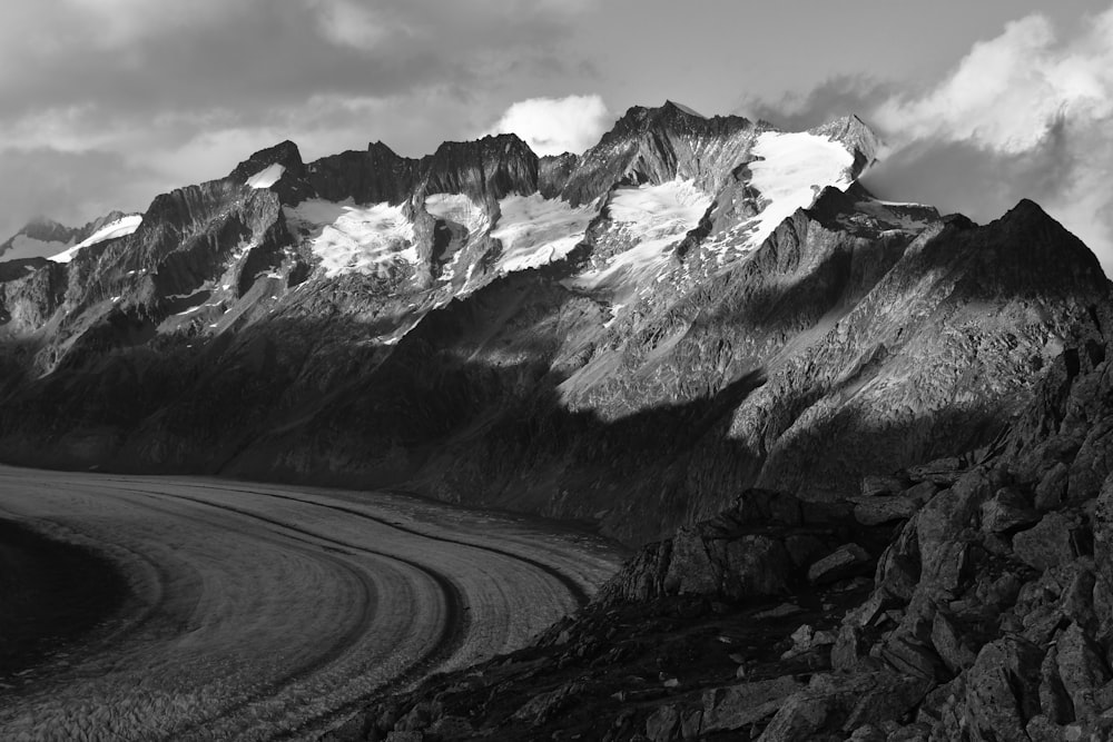 Una foto in bianco e nero di una catena montuosa