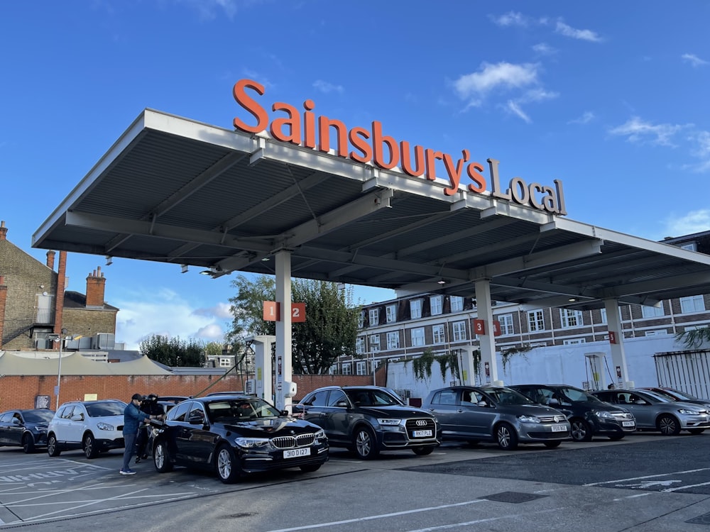 a group of cars parked in front of a building