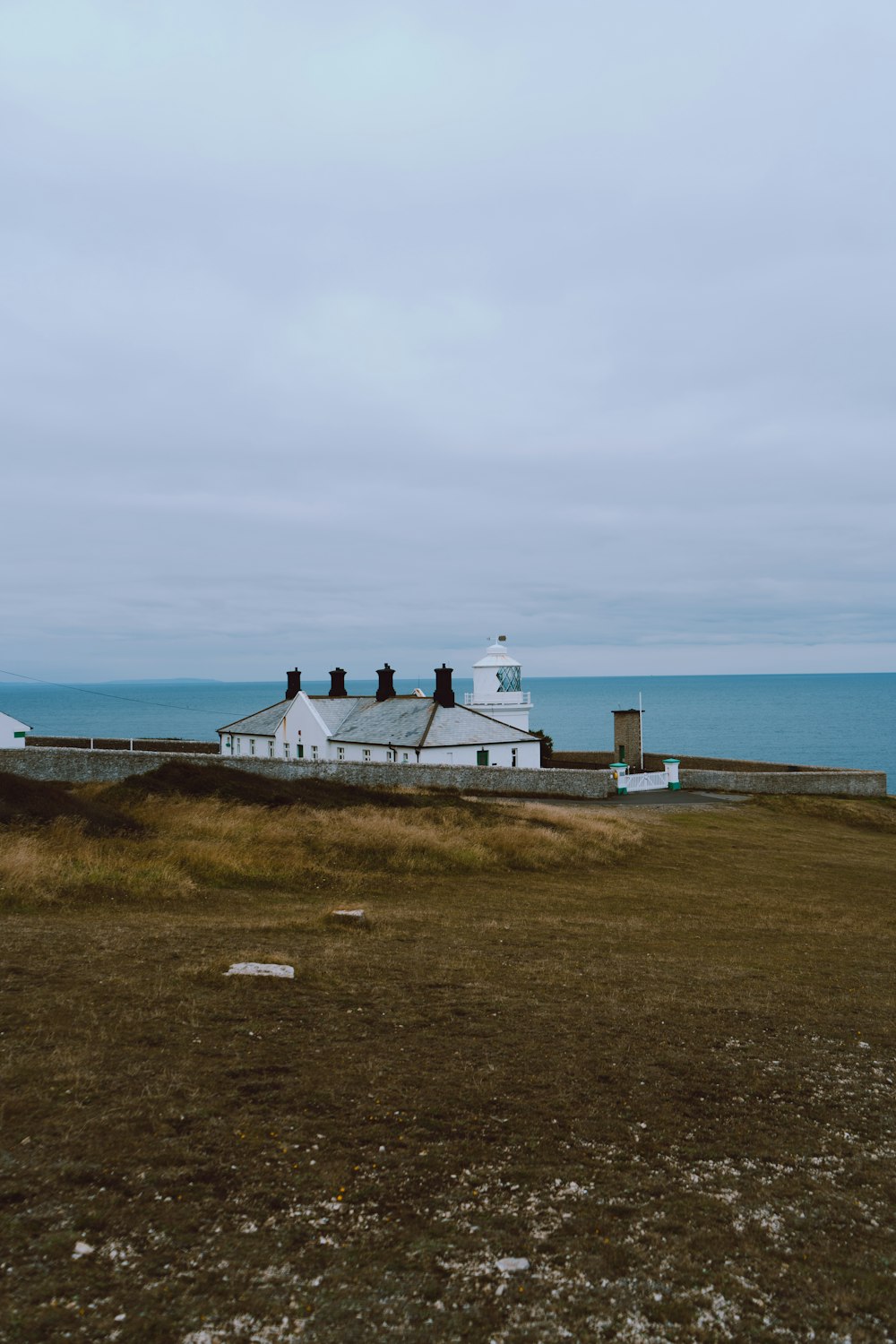 un phare sur la rive d’un plan d’eau