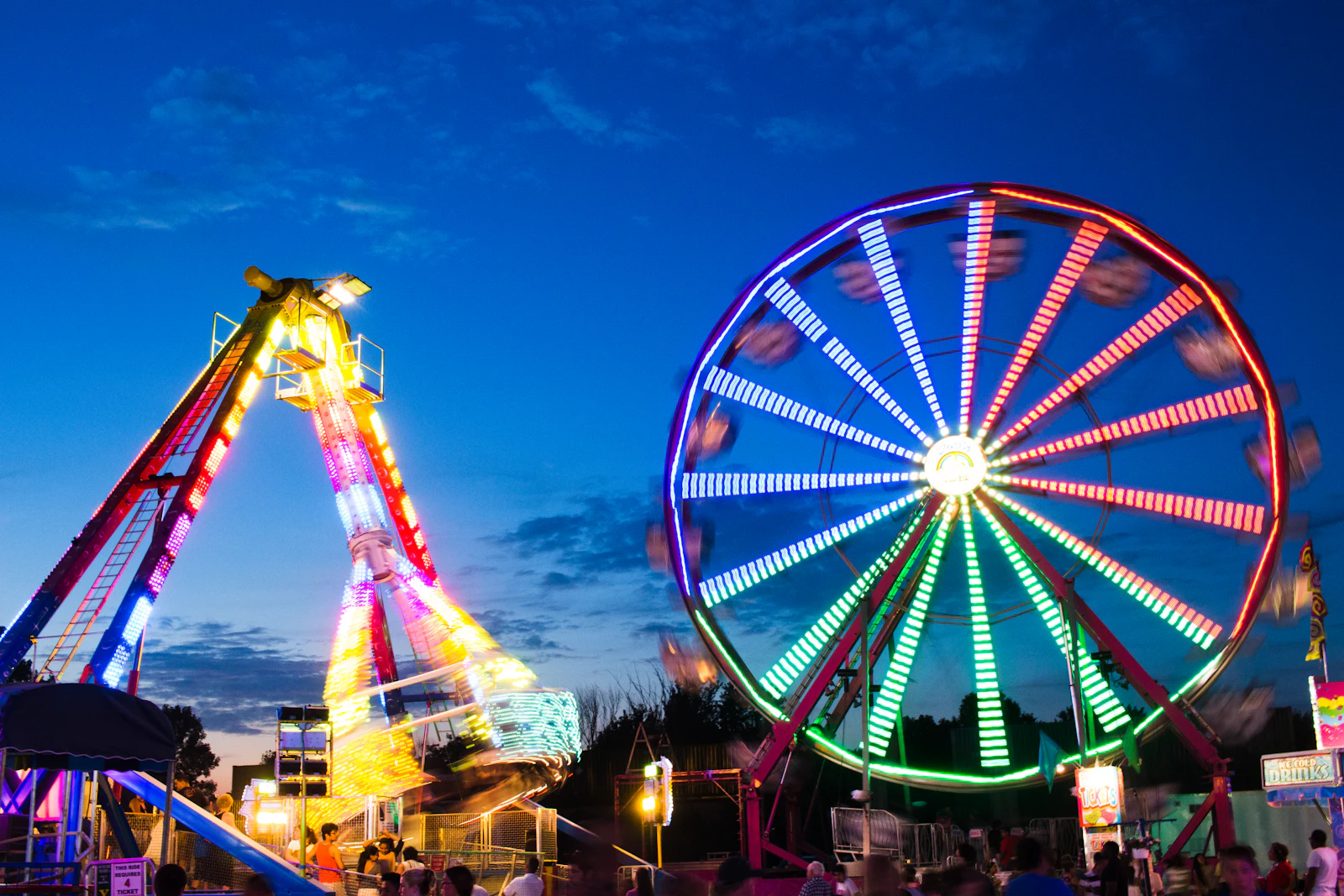 Juegos mecánicos de feria iluminados de noche