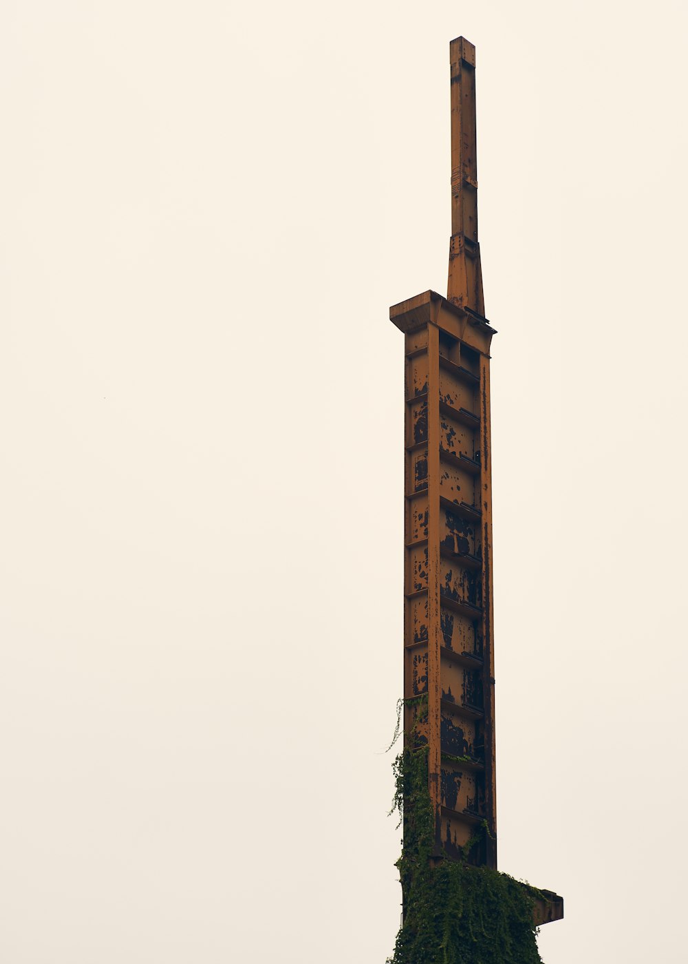 uma torre muito alta com um relógio de lado