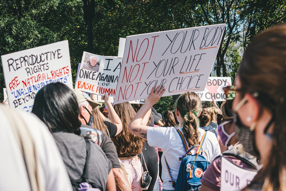 Eine Gruppe von Menschen, die bei einem Protest Schilder hochhalten