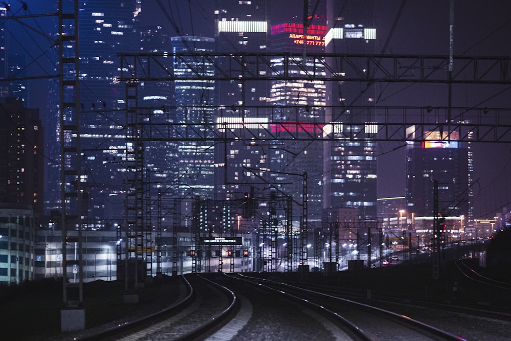 Una vía de tren en una ciudad de noche