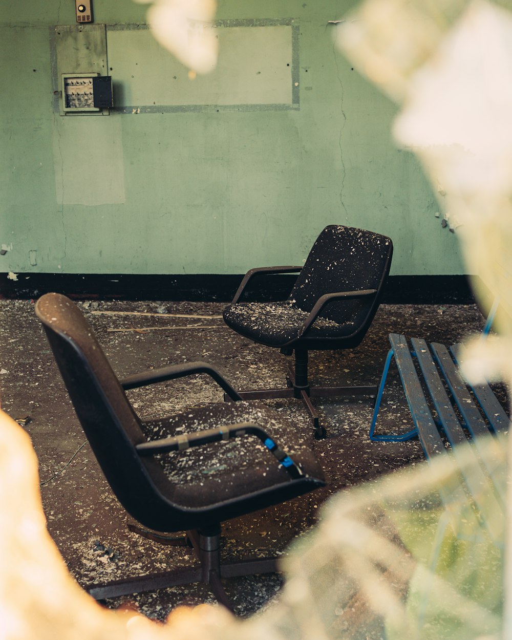 a couple of chairs sitting next to each other in a room