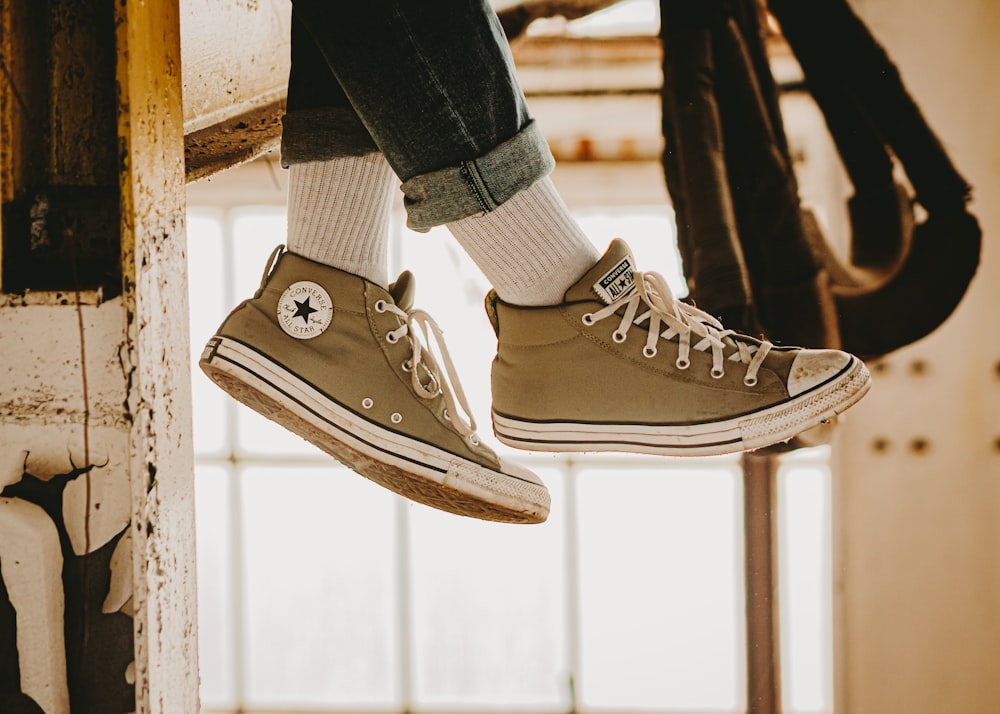 un par de zapatos colgando del costado de un edificio