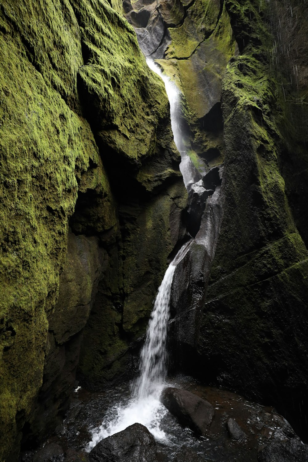 una piccola cascata in mezzo ad alcune rocce