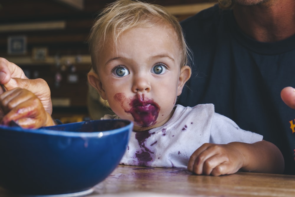 Ein kleines Mädchen mit Essen im ganzen Gesicht