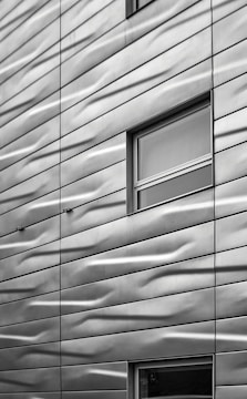 a black and white photo of a building