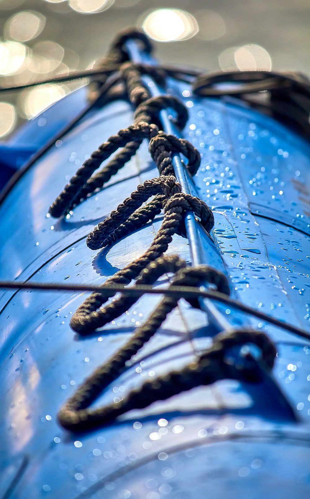 um close up de um barco azul com cordas