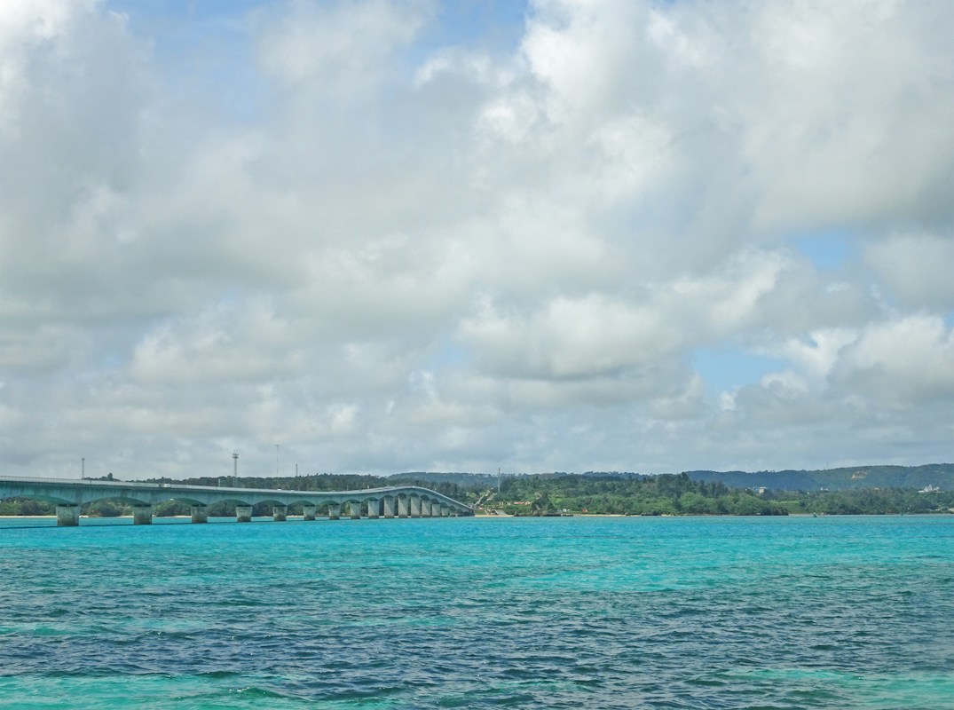 沖繩藍綠海面上的跨海長橋