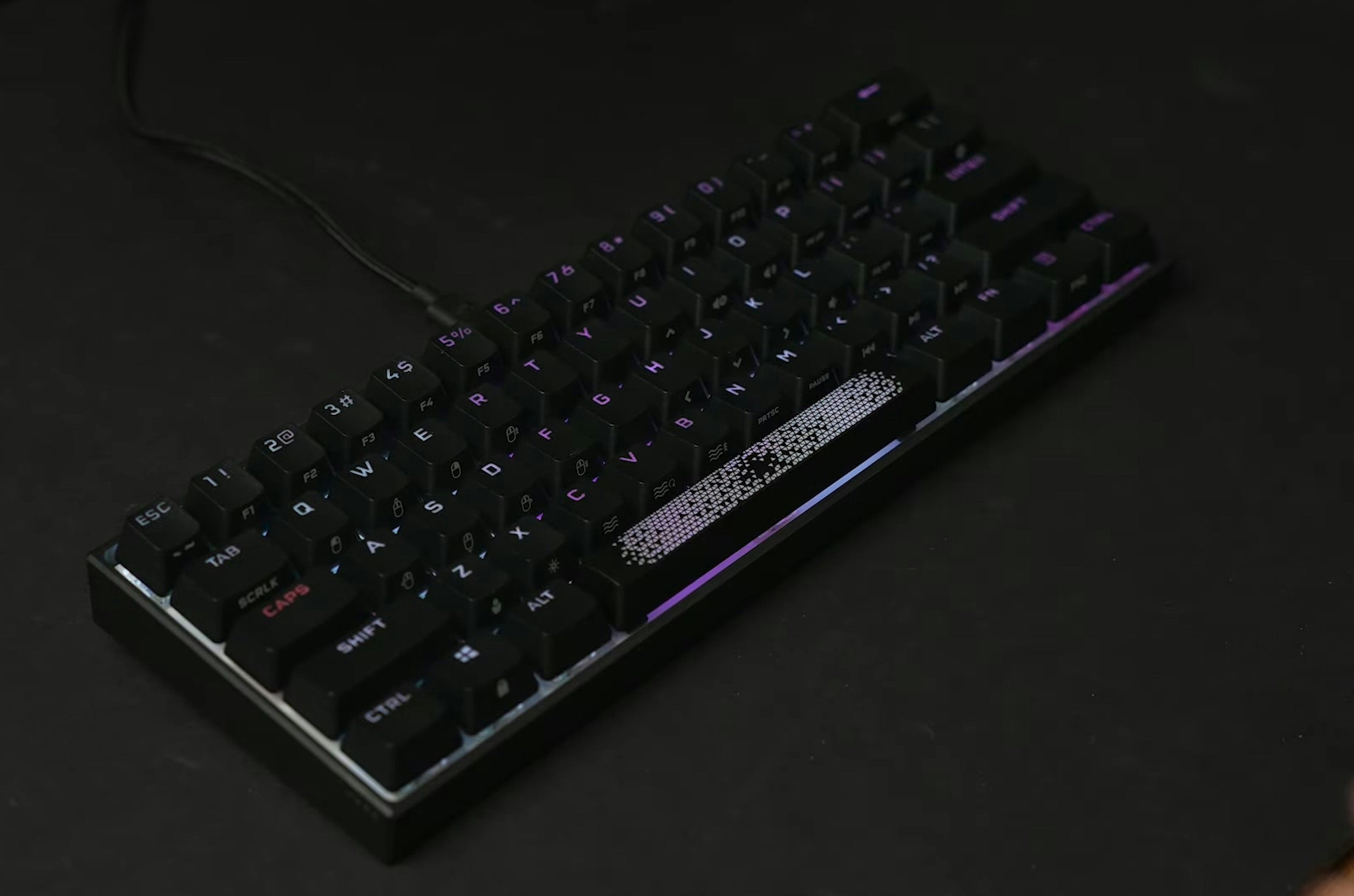 um close up de um teclado em uma mesa