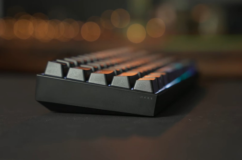 um close up de um teclado de computador em uma tabela