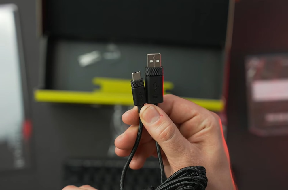 uma pessoa segurando um dispositivo USB em sua mão