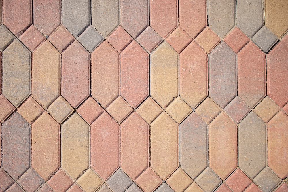 Un primo piano di un marciapiede in mattoni con colori diversi
