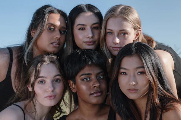 Grupo de mulheres com rostos diferentes