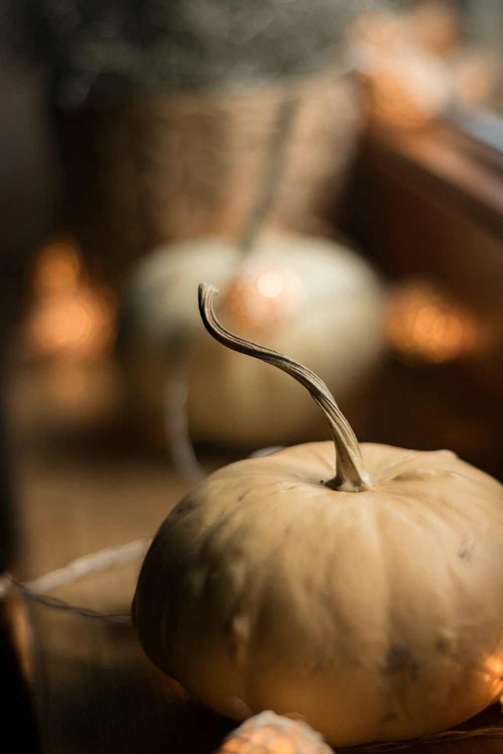 una zucca bianca seduta sopra un tavolo di legno