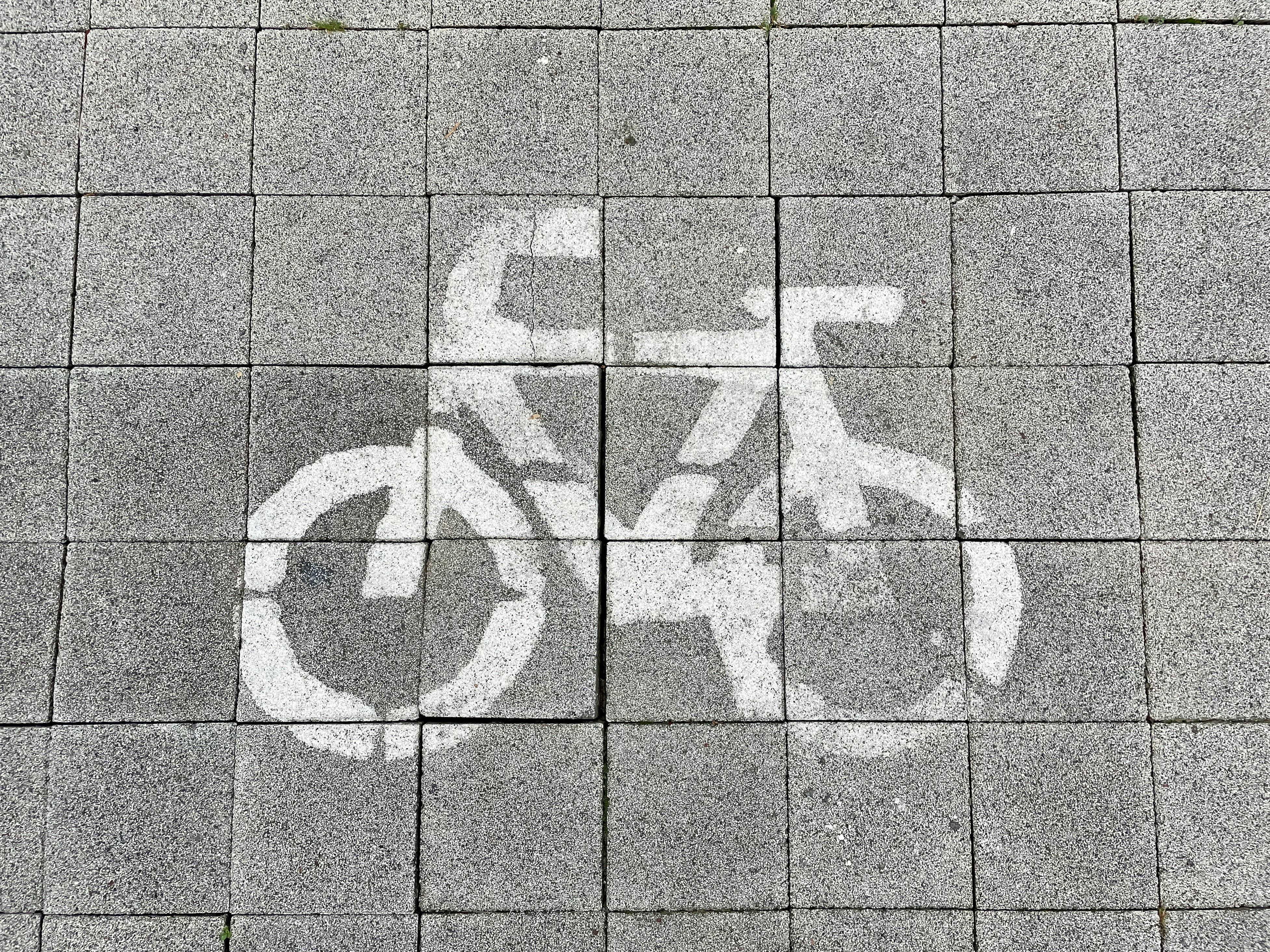 รูปจักรยานทาสีบนทางเท้าตรงกลางทางเดิน