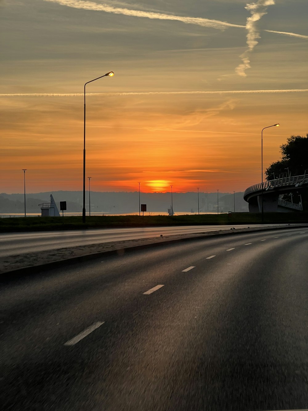 Le soleil se couche à l’horizon d’une autoroute