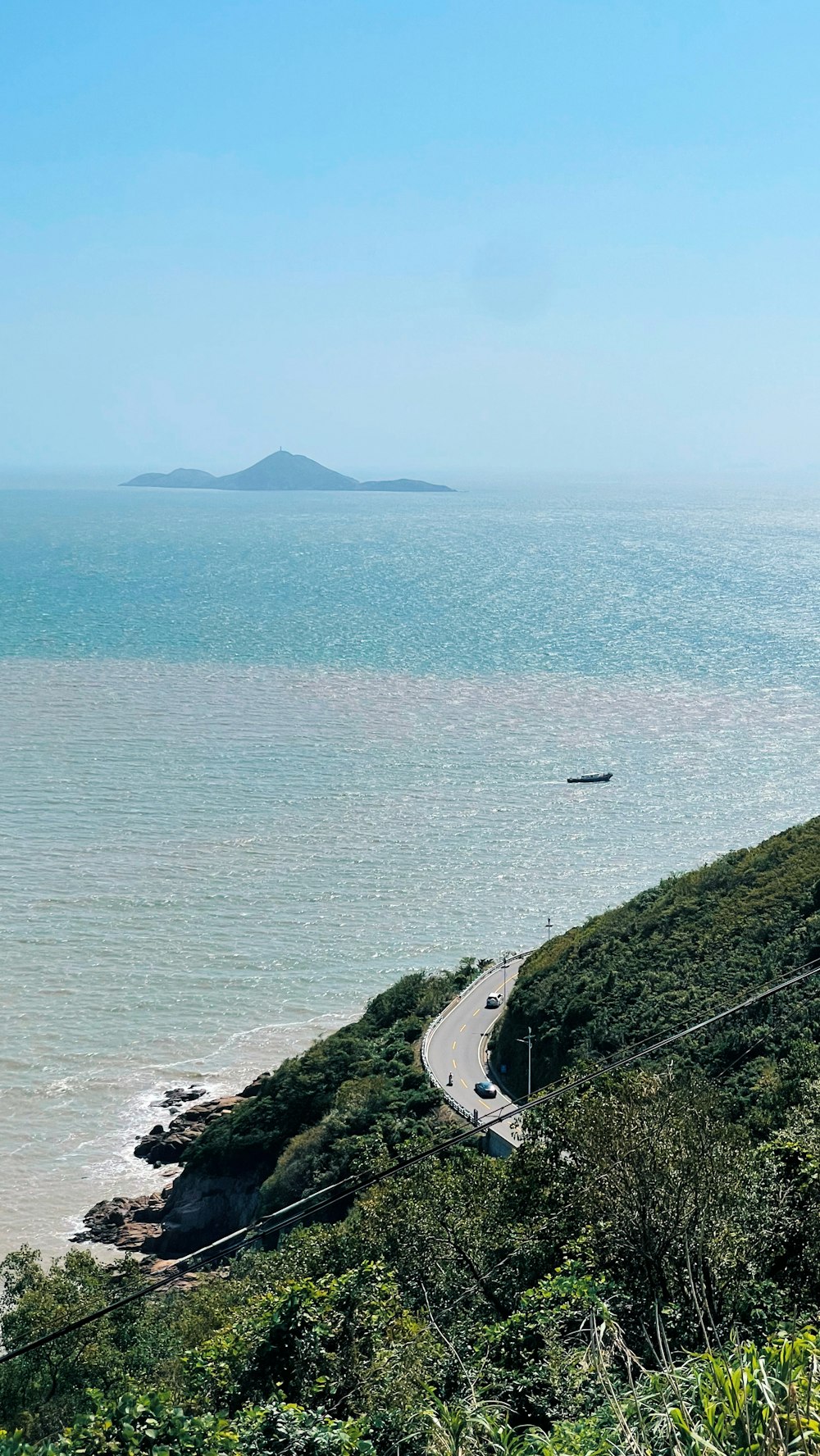 Blick auf das Meer von einem Hügel