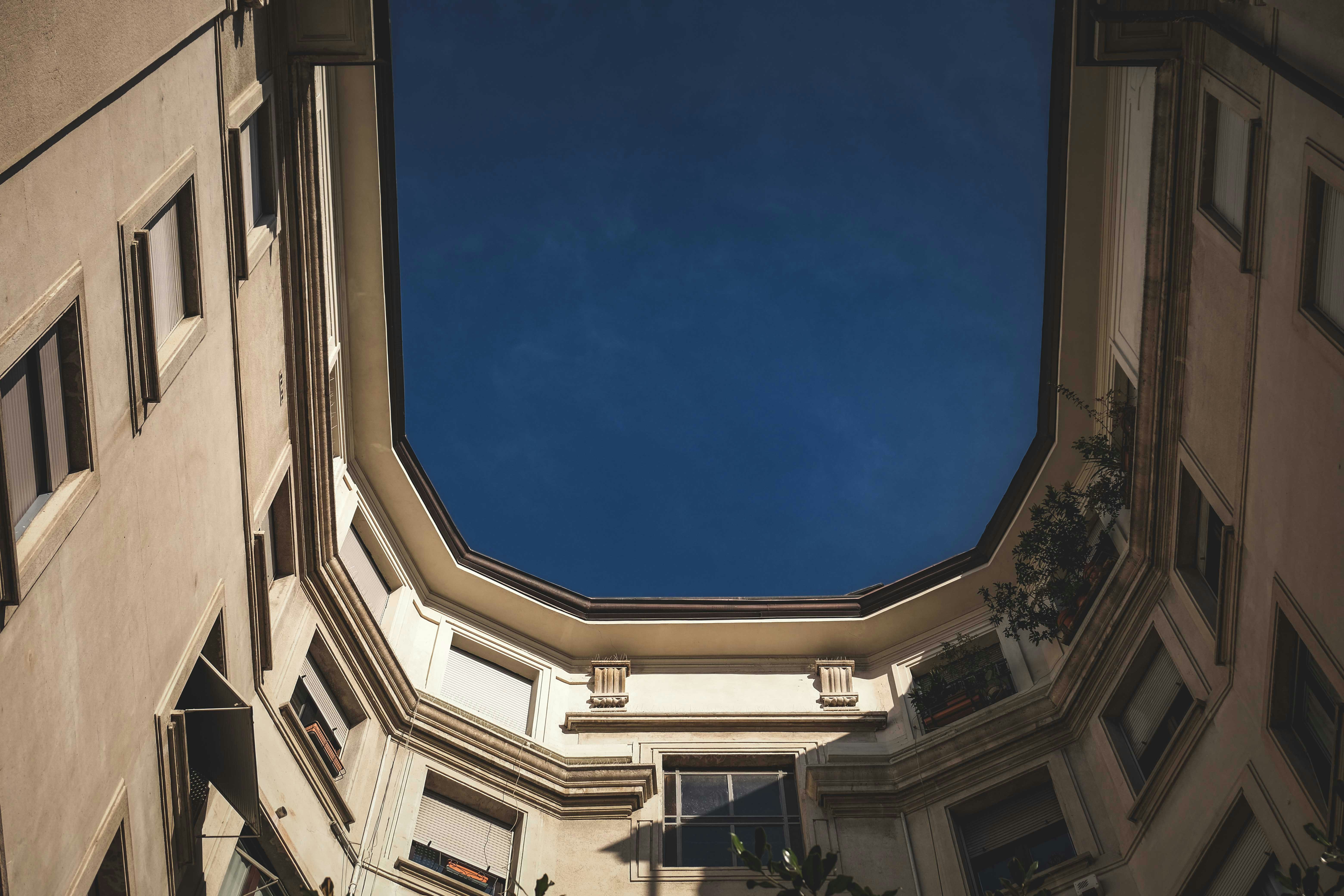 अंतरिक्ष मलबे को दर्शाने वाली एक अवधारणा कला, जिसमें छोटे और बड़े टुकड़े पृथ्वी की कक्षा में घूम रहे हैं, जो भविष्य के मिशनों के लिए खतरा पैदा कर रहे हैं।