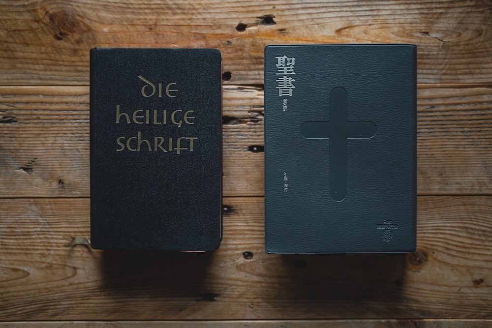 um livro preto com uma cruz sobre ele
