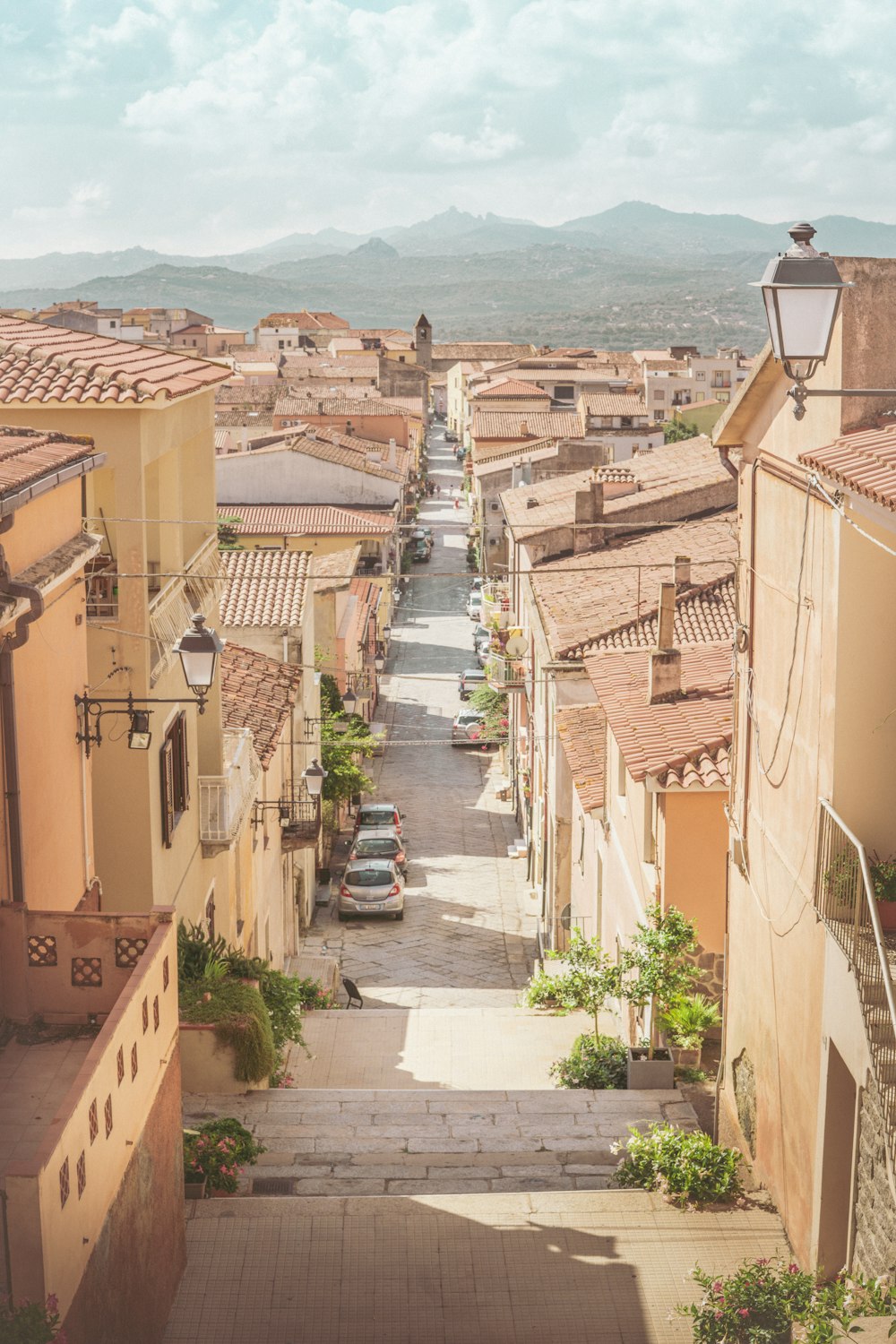 una vista de una calle con coches aparcados en ella