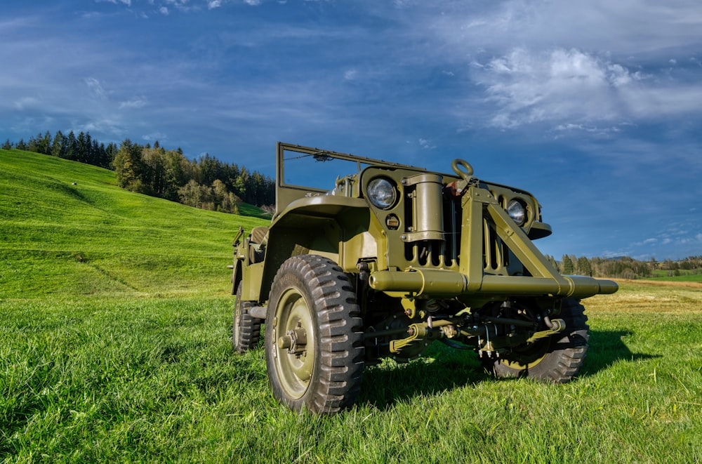 野原に駐車した緑色の軍用トラック