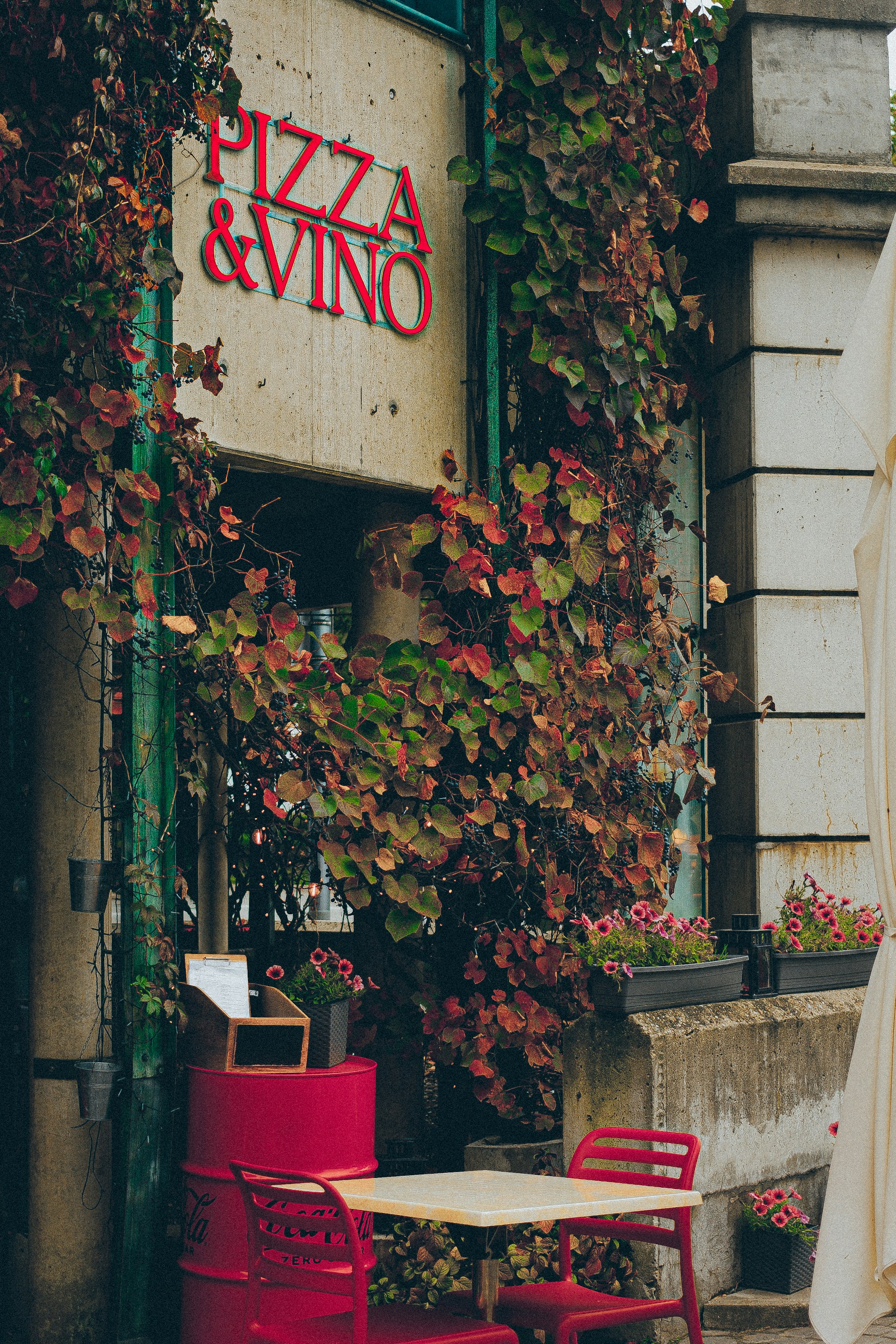 A vibrant outdoor seating area at Covo delle Streghe, perfect for enjoying pizza in the sun.