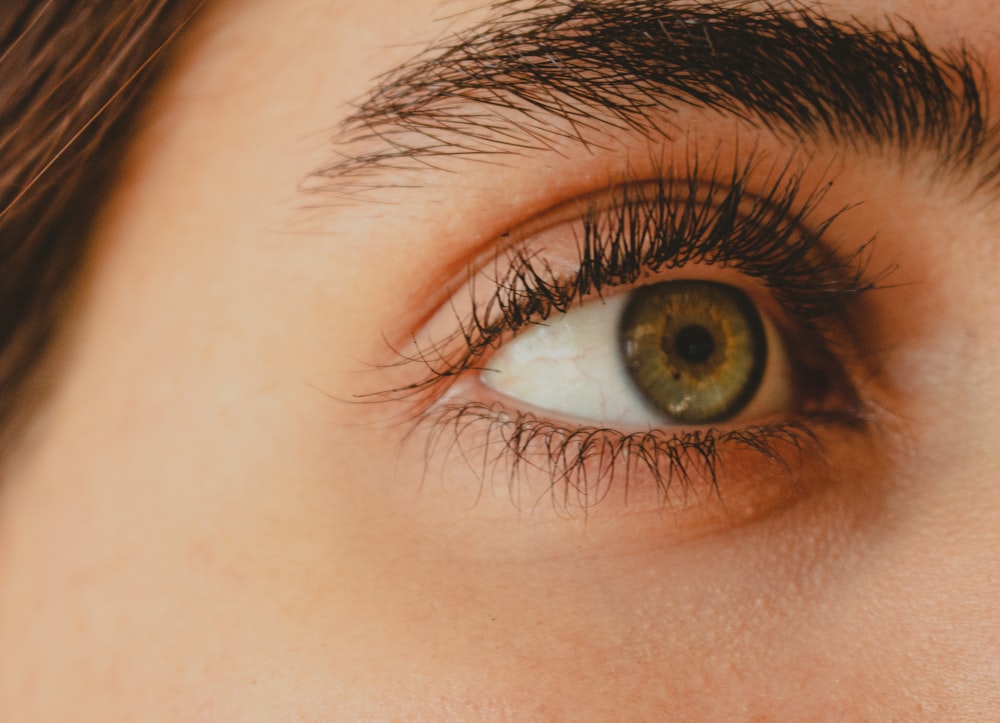 un primer plano del ojo de una persona con pestañas largas
