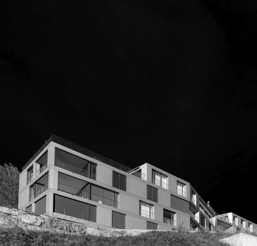 Una foto en blanco y negro de un edificio en una colina
