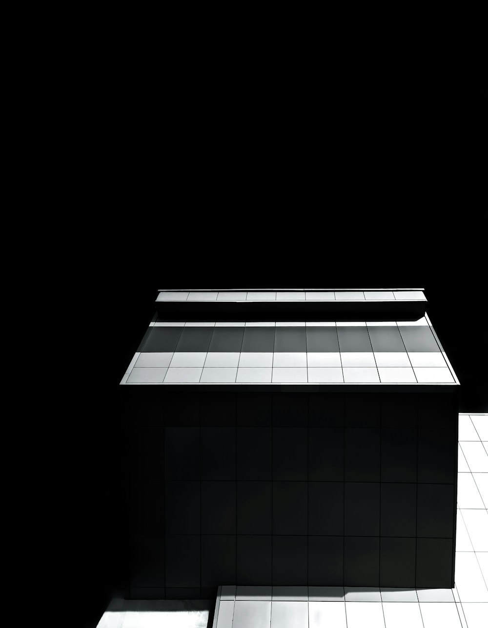 une photo en noir et blanc d’un bâtiment
