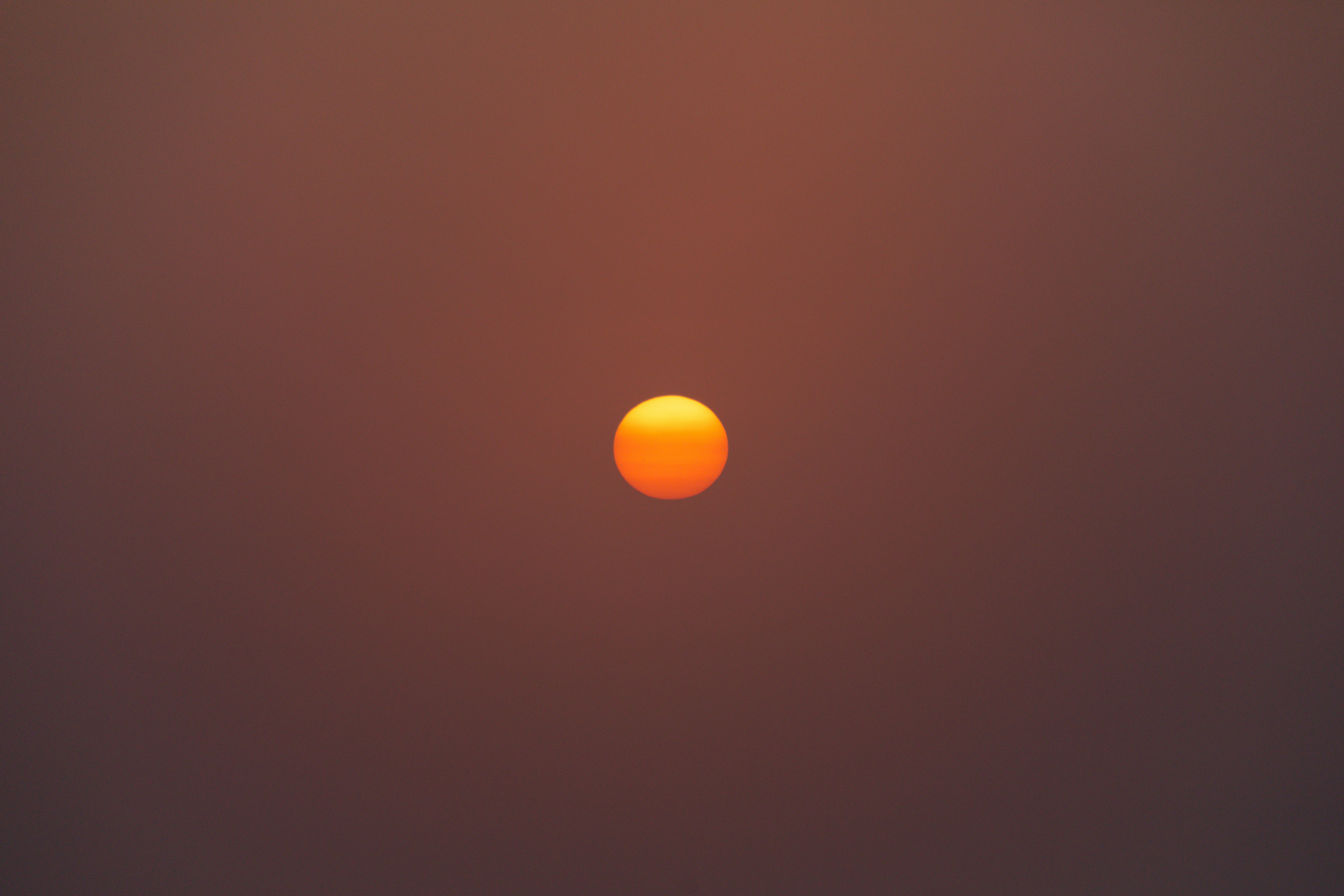 Le soleil se couche par une journée brumeuse