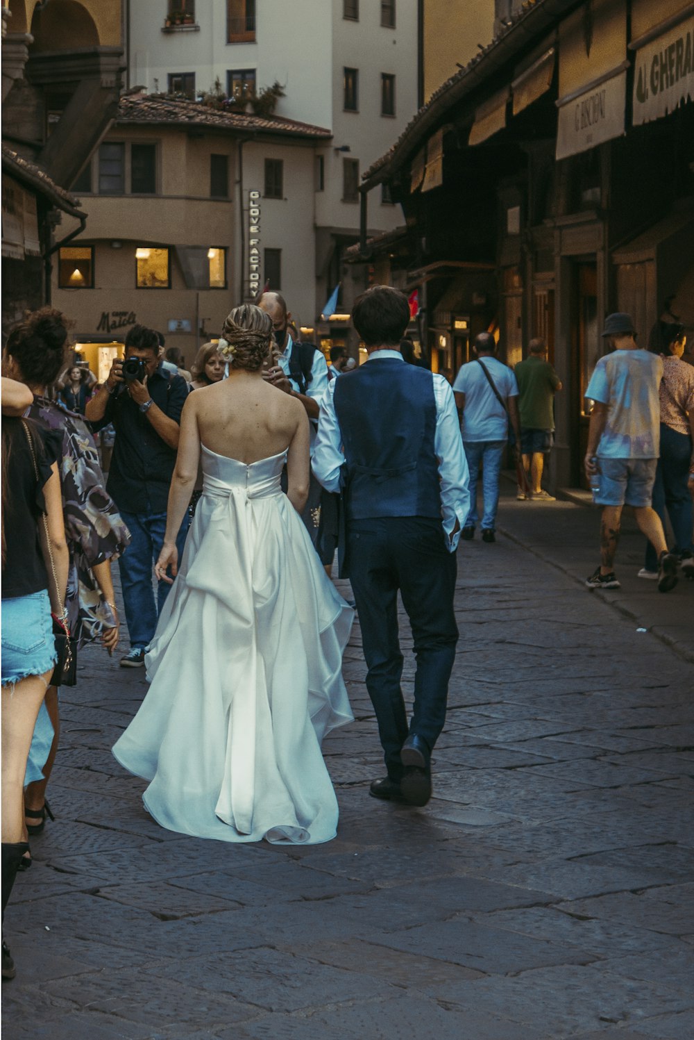 Una sposa e uno sposo che camminano lungo la strada