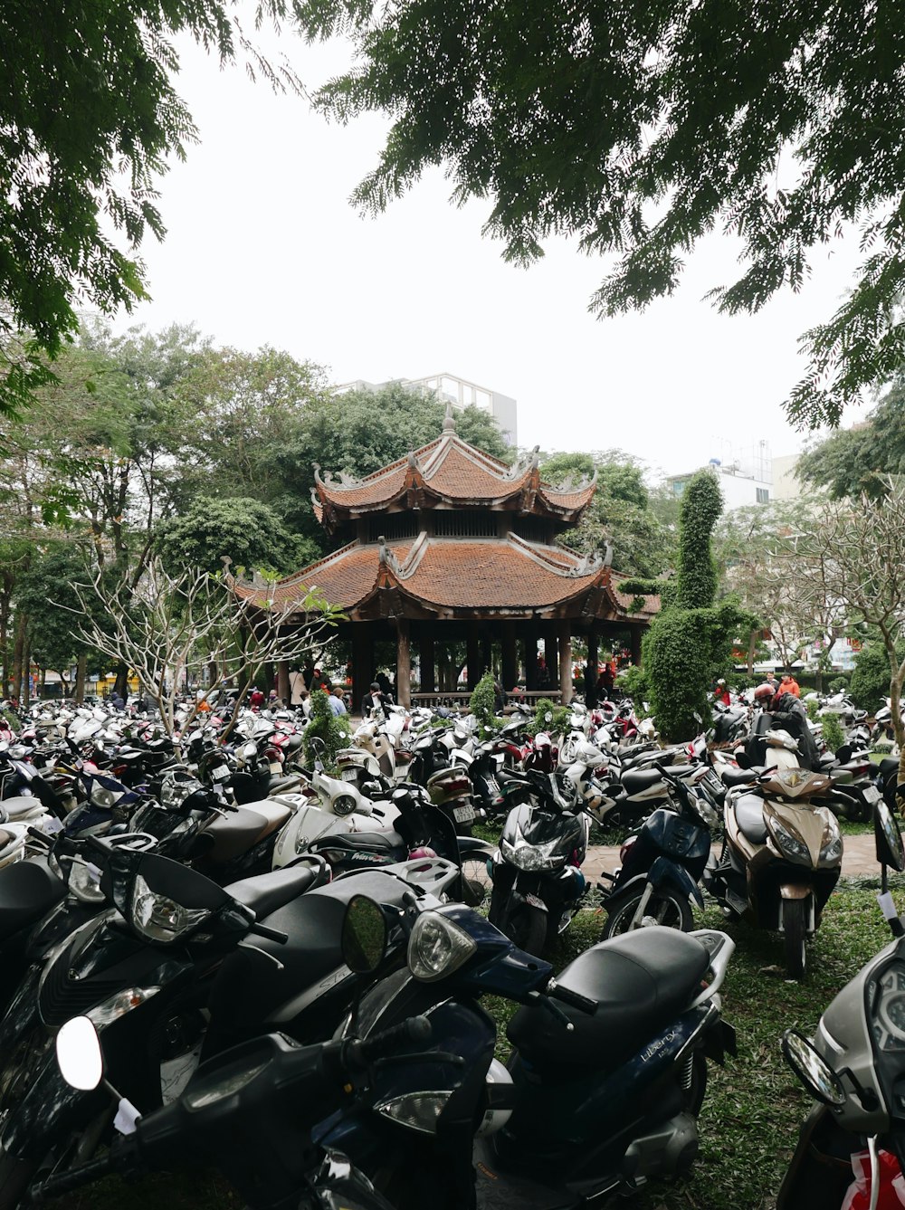 un grand groupe de motos garées devant un immeuble