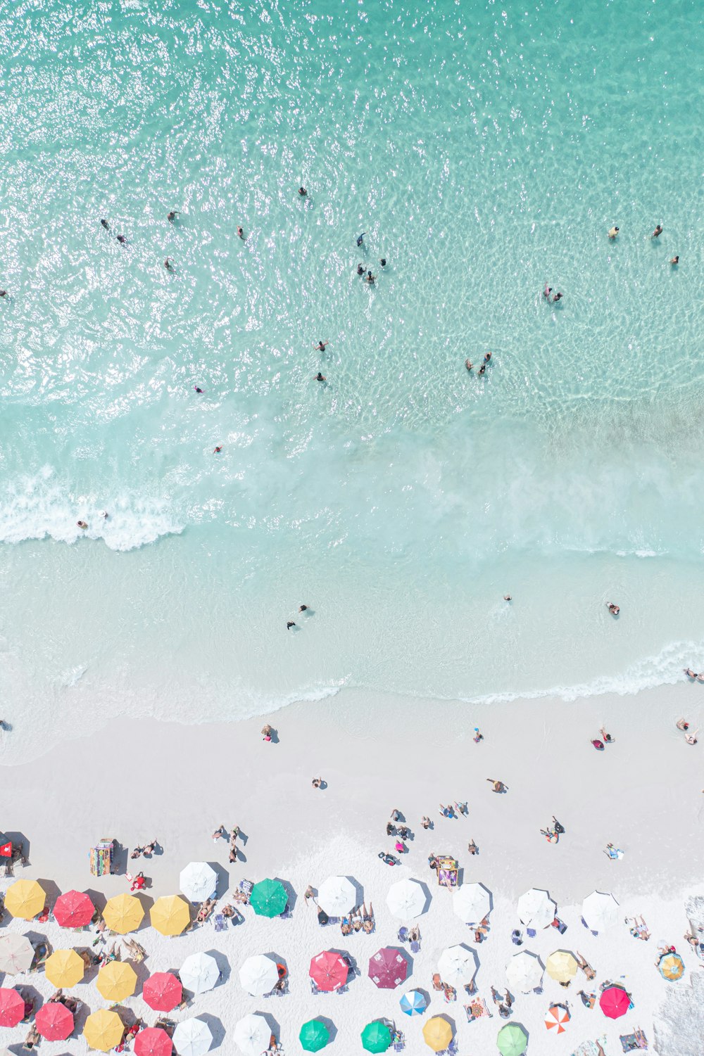 Ein Strand voller Menschen und Sonnenschirme