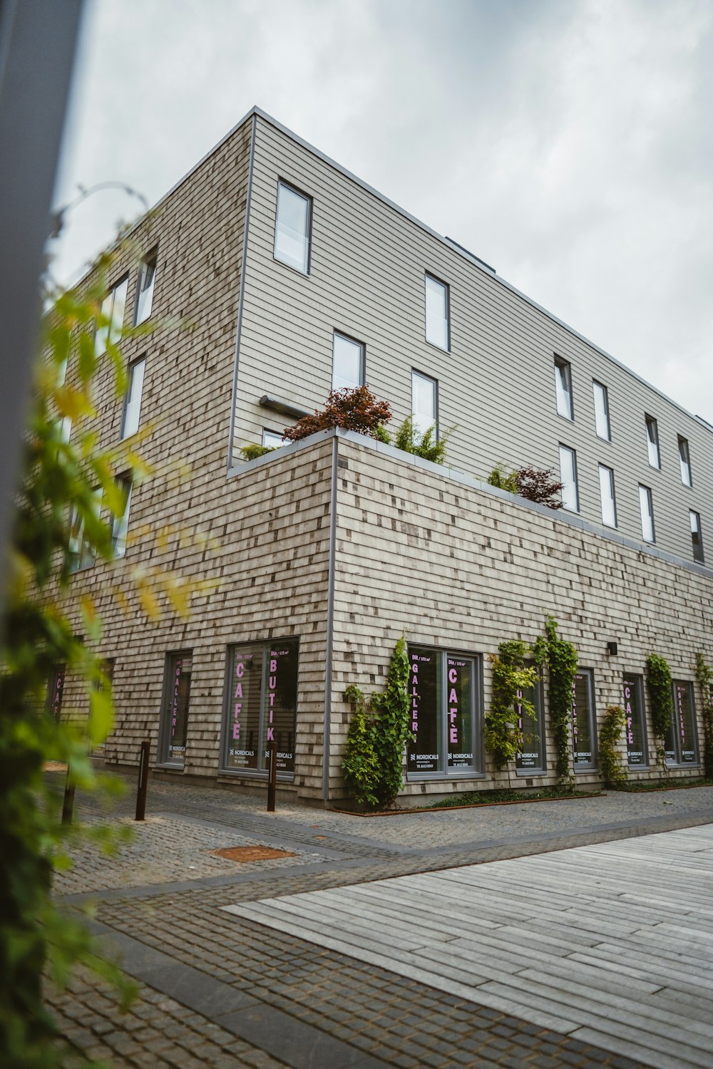 Un bâtiment en briques avec beaucoup de fenêtres