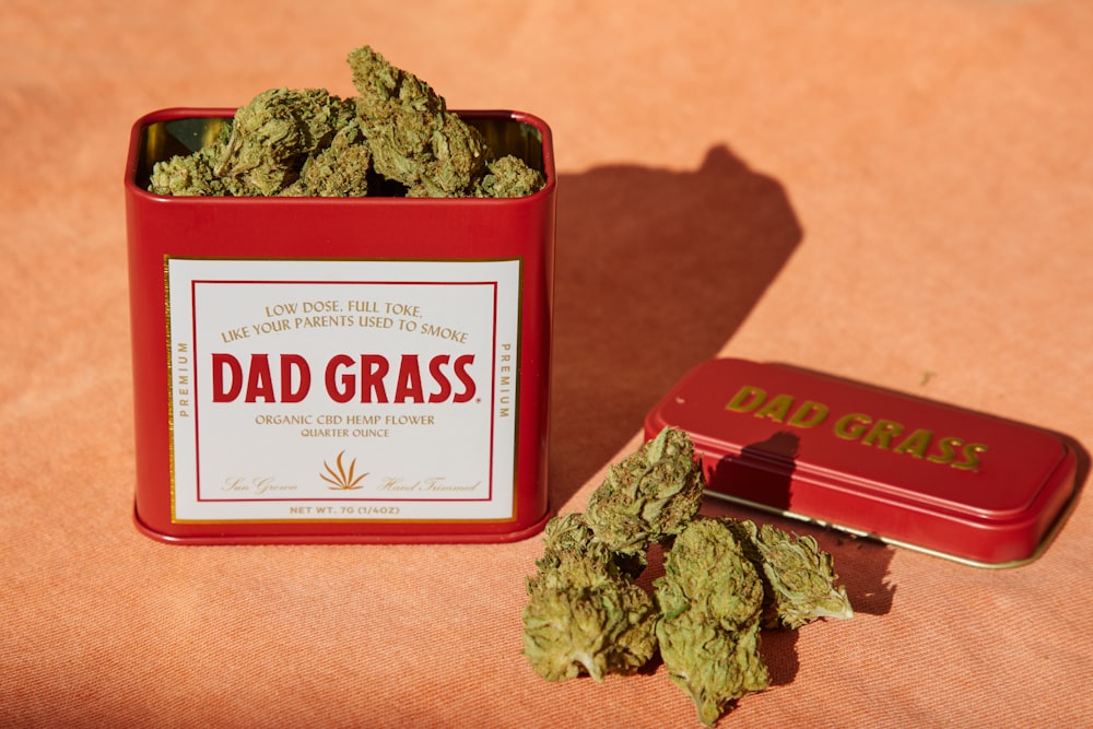 Eine Dose Marihuana neben einer Dose Papa-Gras