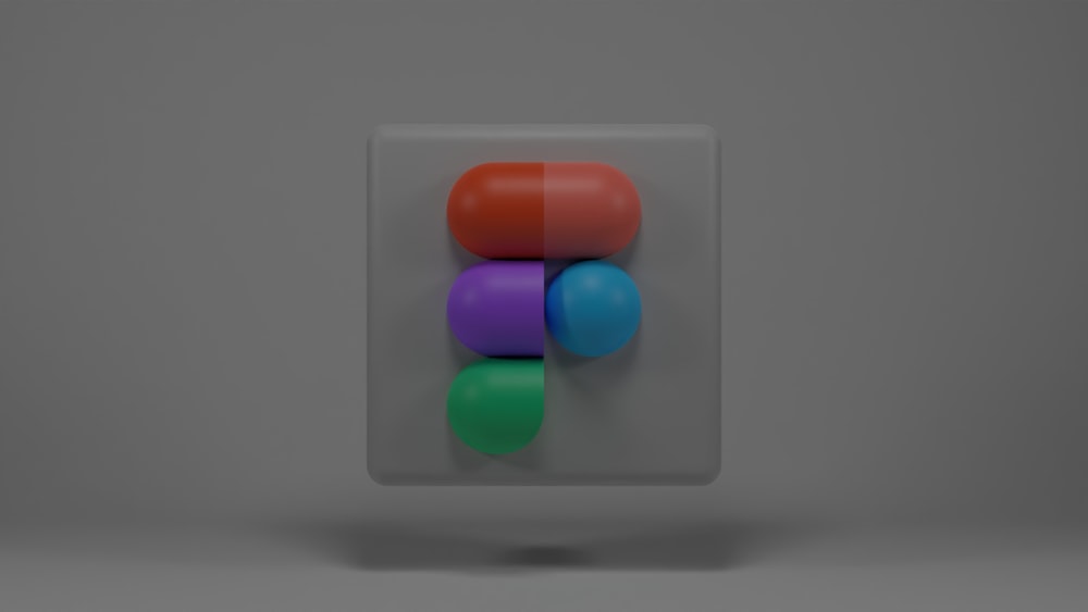 um botão com três botões coloridos diferentes sobre ele