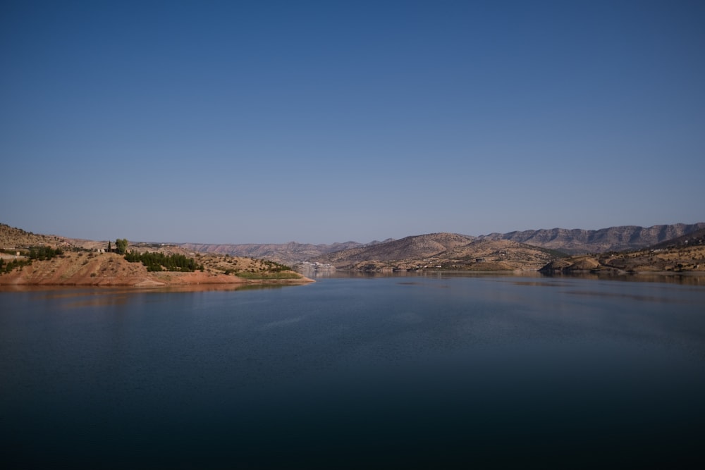 un grand plan d’eau entouré de montagnes