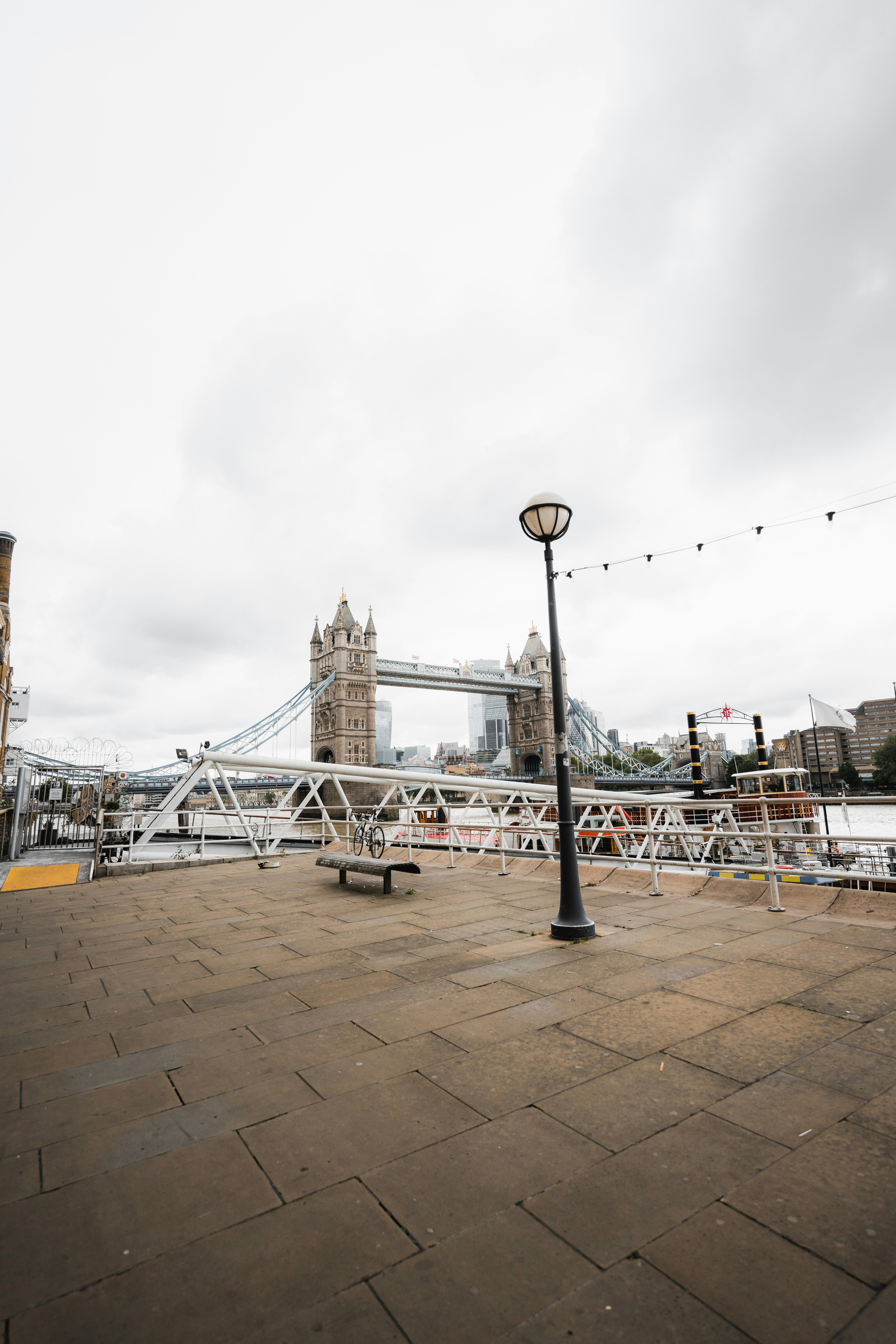 Una farola sentada al costado de una carretera