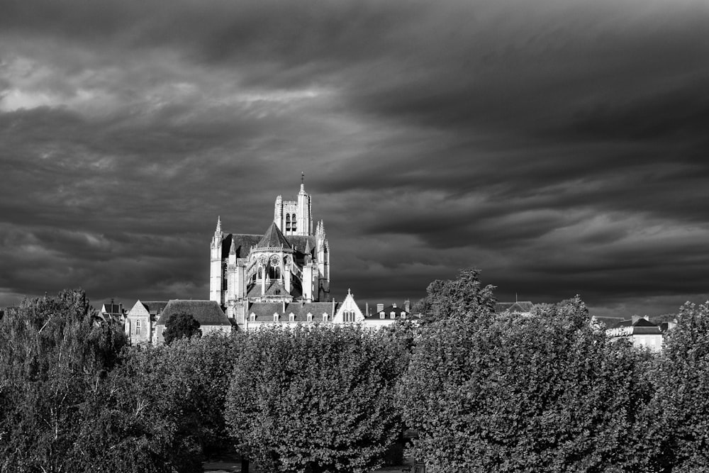 Une photo en noir et blanc d’une cathédrale