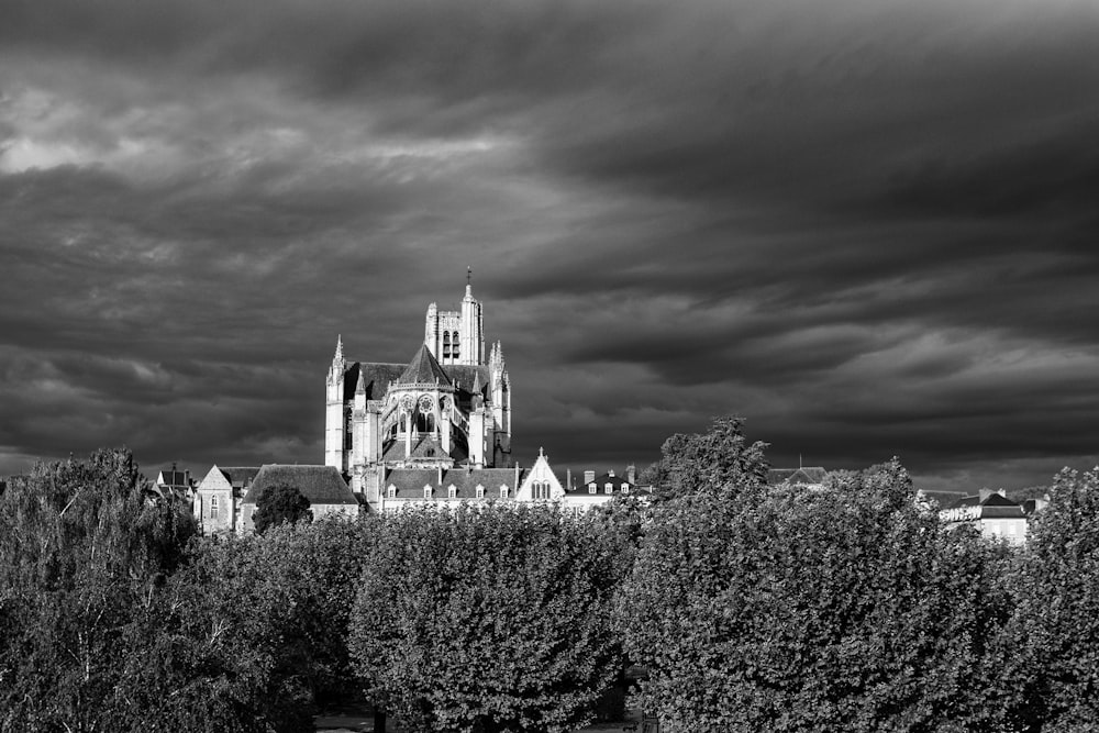 Una foto en blanco y negro de una catedral