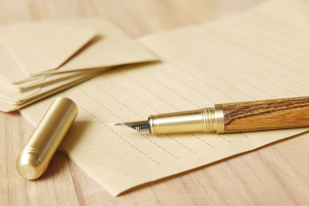 un stylo et quelques papiers sur une table