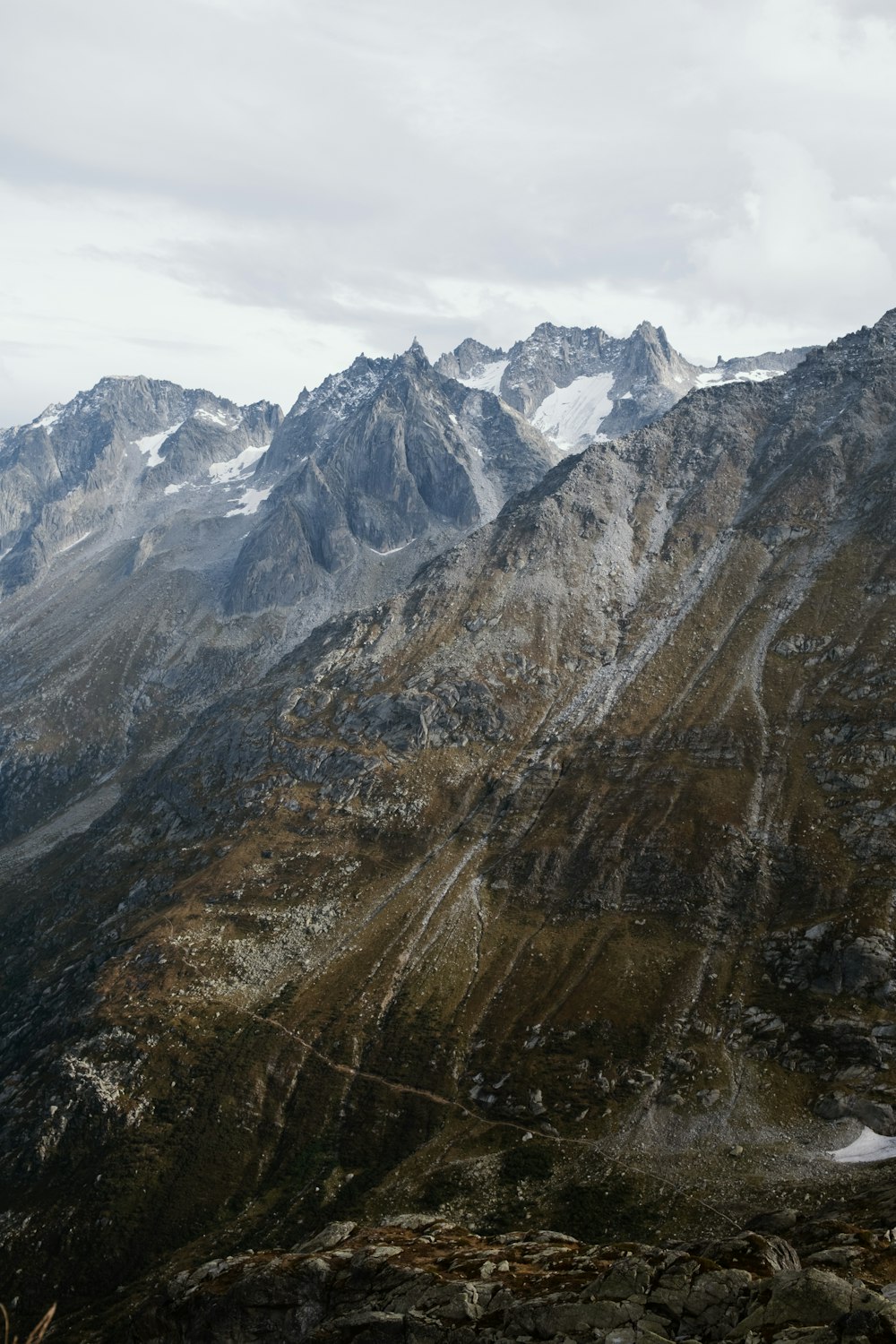 una vista di una catena montuosa con neve sulle montagne