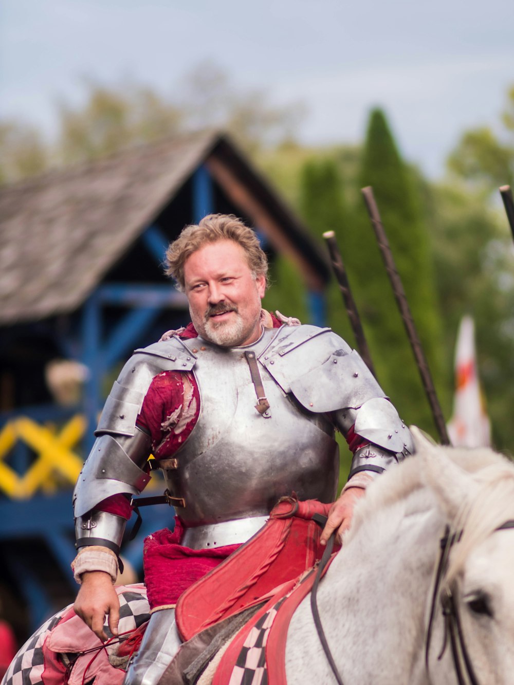 Un uomo in un'armatura che cavalca un cavallo