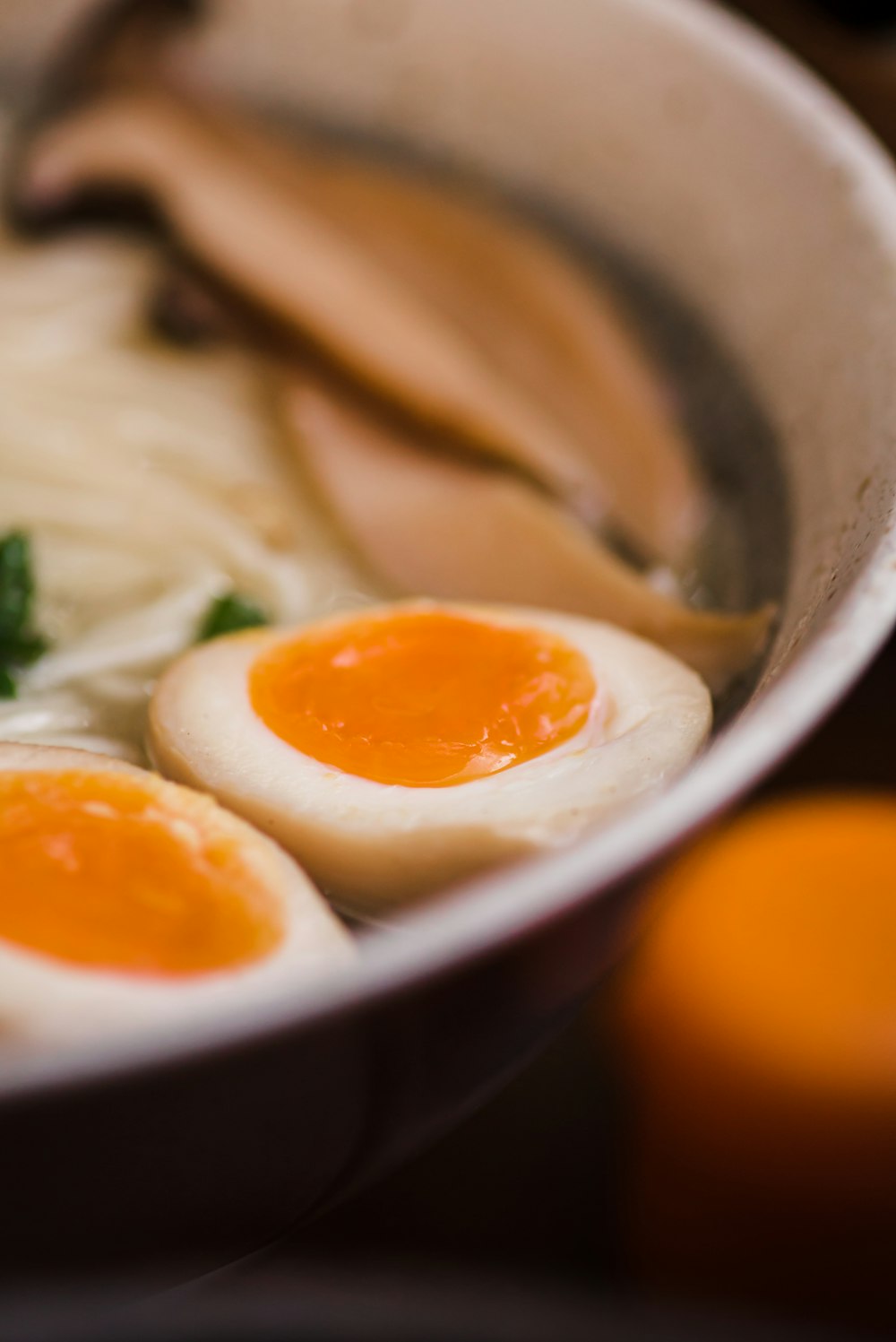 Un primer plano de un tazón de comida con huevos